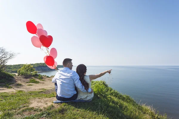 Casal feliz com balões vermelhos — Fotografia de Stock