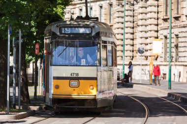 Milan bir sokakta tramvay