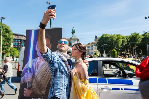 Couple of young people makes selfie — Stock Photo, Image