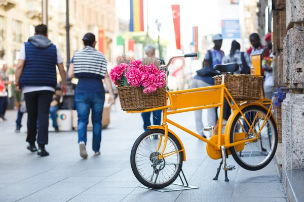 Gelbes Fahrrad auf einer Straße — Stockfoto