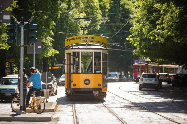 Tram di jalan Milan — Stok Foto