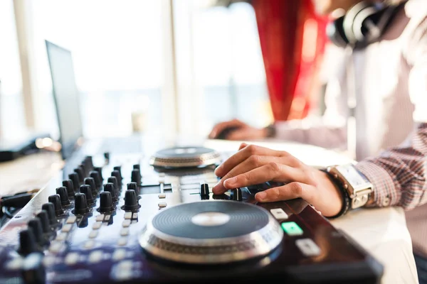 Hand of DJ on the decks — Stock Photo, Image