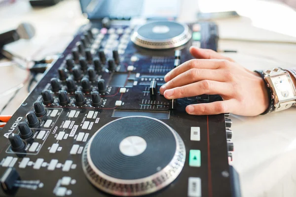 Hand of DJ on the decks — Stock Photo, Image