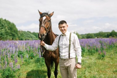 Sahada atı ile damat