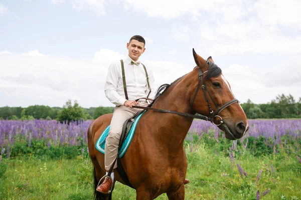 Den Bräutigam auf dem Feld reiten — Stockfoto