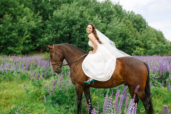 Rider bruden på fältet — Stockfoto