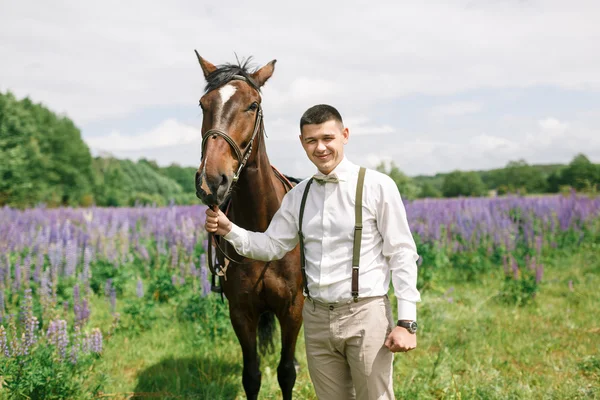 Sahada atı ile damat
