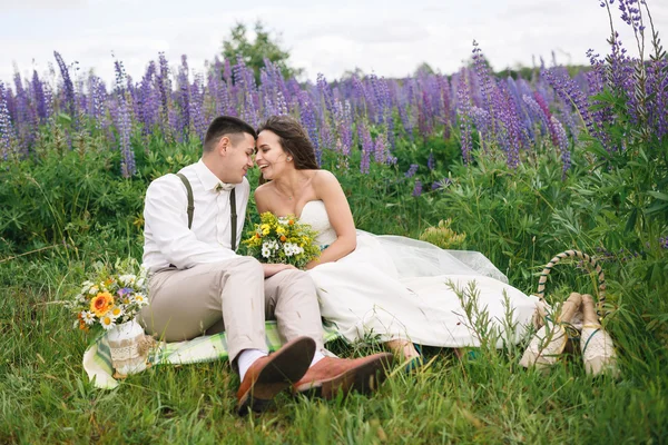 Lyckliga brudparet i lupin — Stockfoto