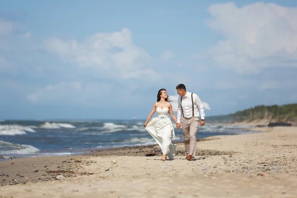 Fröhliches Hochzeitspaar am Strand — Stockfoto