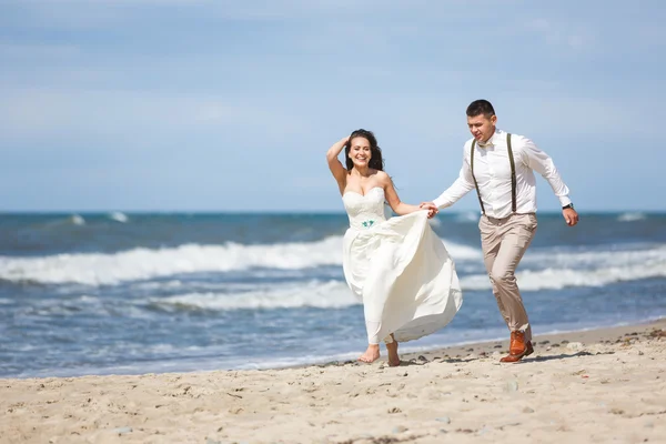 Cheerful wedding couple on the beach — Stock Photo, Image