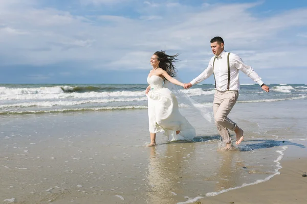 Cheerful wedding couple on the beach — Stock Photo, Image