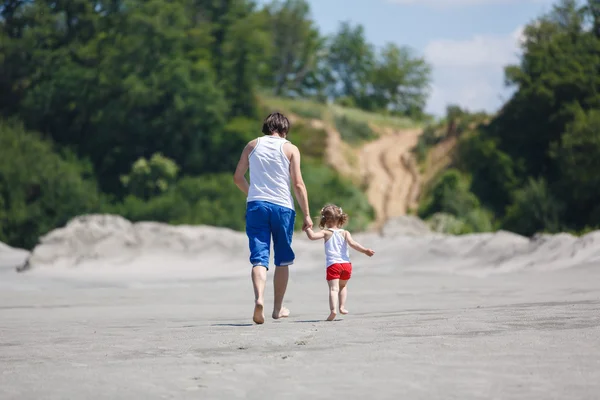 Father with his daughter on the beach — Stock Photo, Image