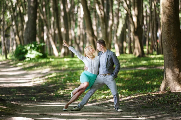 Paar tanzt im Wald — Stockfoto