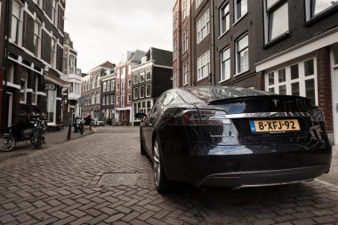 Tesla araba sokakta Amsterdam