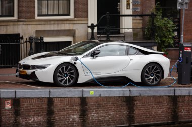 BMW i8 Amsterdam bir sokakta