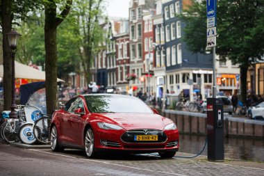 Tesla bir sokakta Amsterdam