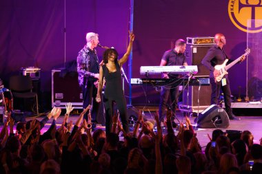 Sahne Alanı'ndaki Heather Small