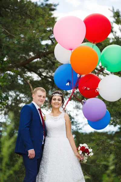 Boldog pár színes léggömbök — Stock Fotó