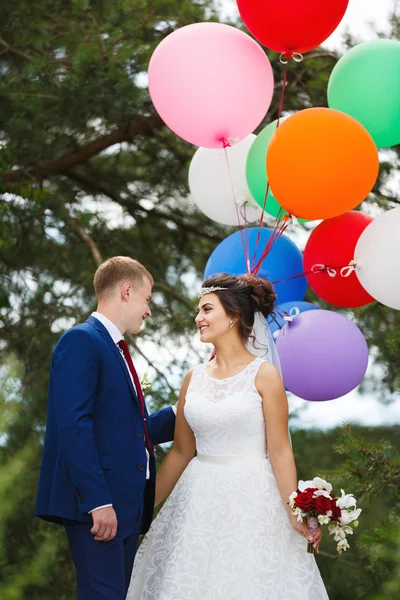 Ευτυχισμένο ζευγάρι με χρωματιστά μπαλόνια — Φωτογραφία Αρχείου