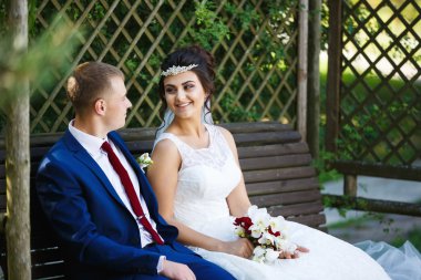 Düğün çifti bir Bahçe