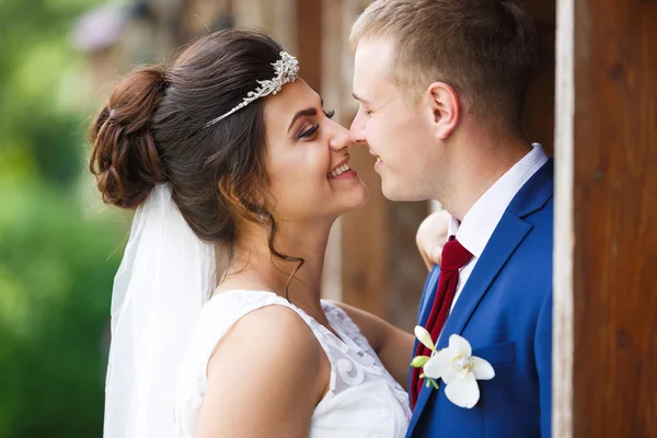 Pareja de boda en un jardín —  Fotos de Stock