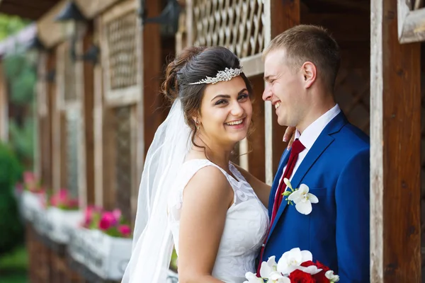 庭での結婚式のカップル — ストック写真