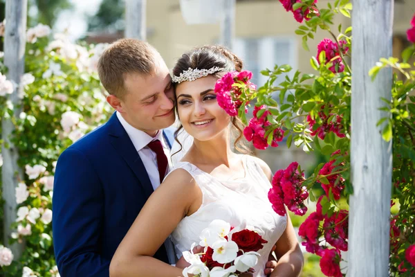 A kert esküvői pár — Stock Fotó