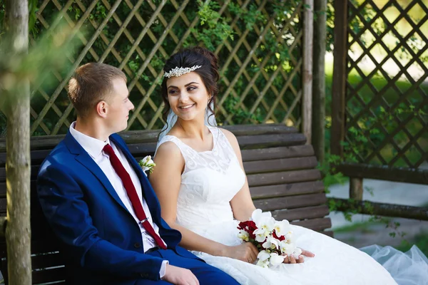 Wedding couple in a garden — Stock Photo, Image