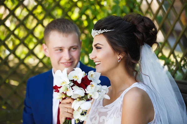 Pareja de boda en un jardín —  Fotos de Stock