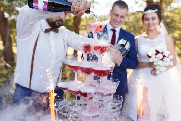 Pokaż barman na wesele bankiet — Zdjęcie stockowe