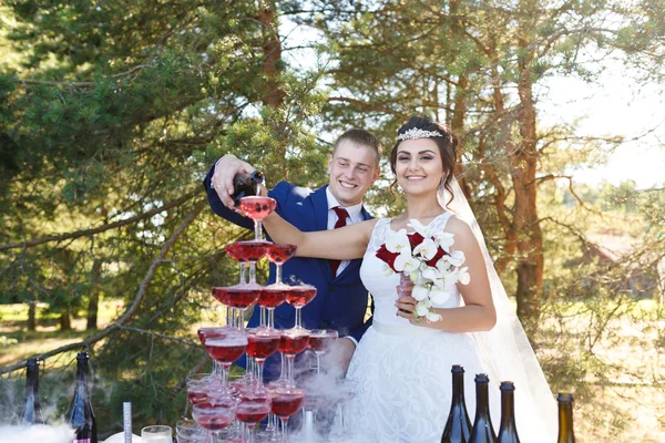 Nowożeńcy na ucztę weselną — Zdjęcie stockowe
