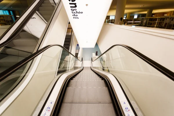 Rolltreppe in der öffentlichen Bibliothek amsterdam — Stockfoto