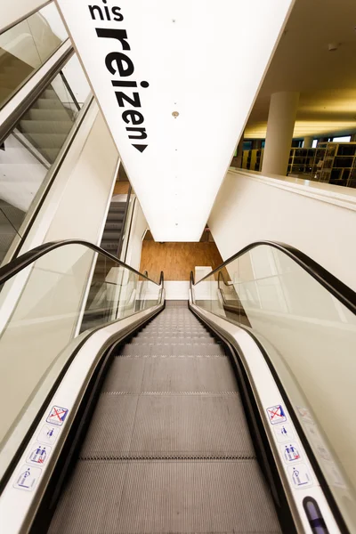 Rolltreppe in der öffentlichen Bibliothek amsterdam — Stockfoto