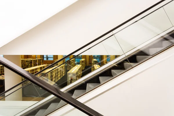 Escalator i folkebiblioteket Amsterdam – stockfoto