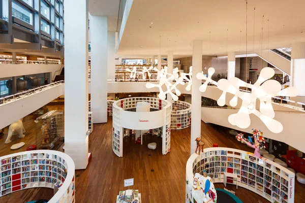 内部的公共图书馆阿姆斯特丹 — 图库照片