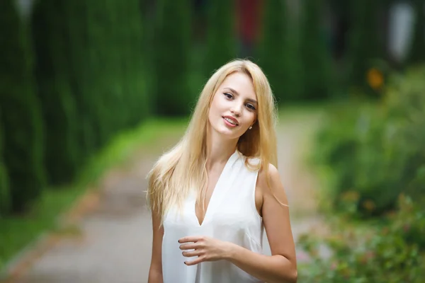 Porträt einer jungen blonden Frau — Stockfoto