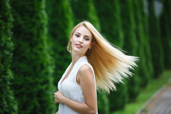 Porträtt av ung blond kvinna — Stockfoto