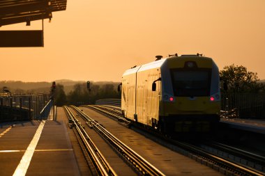 Gün batımı ışıkta tren