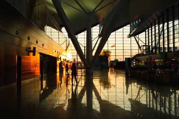 Sonnenuntergang durch den Flughafen Danzig — Stockfoto