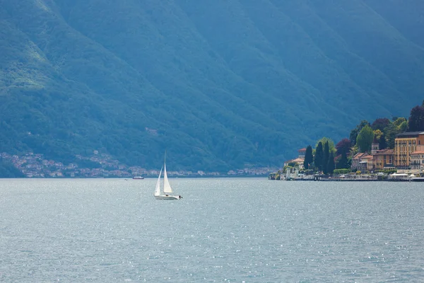 Jachtverhuur in lake — Stockfoto