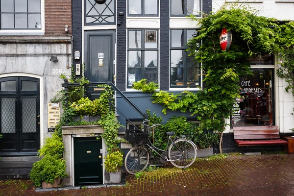 Bicicleta en una calle de Amsterdam — Foto de Stock