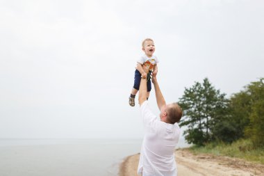 Nehir kıyısında aile tatil