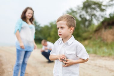 Nehir kıyısında aile tatil