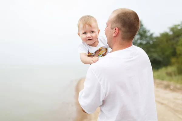 Family holiday on the river bank — Stock Photo, Image