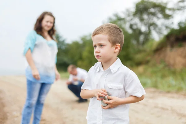 Vacanza in famiglia sulla riva del fiume — Foto Stock