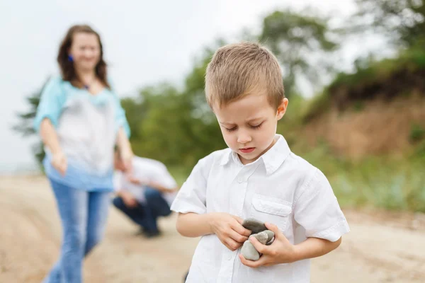 Family holiday on the river bank — Stock Photo, Image