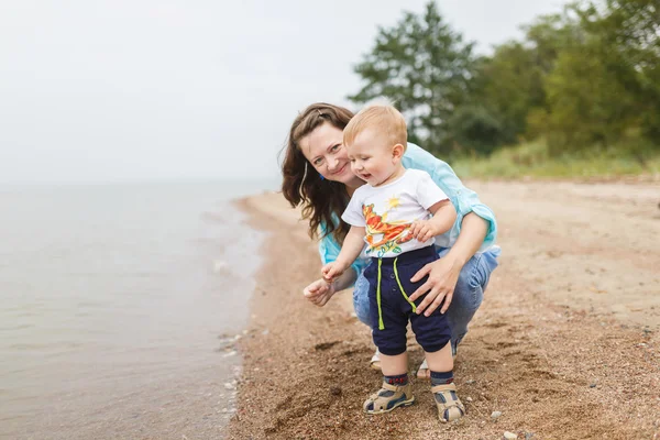 Family holiday on the river bank — Stock Photo, Image