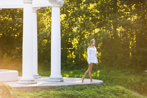 Ung kvinna i en park — Stockfoto