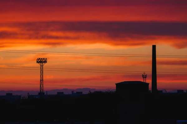 Закат над промышленной зоной — стоковое фото