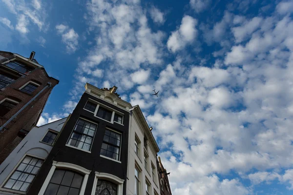 Avión sobre Amsterdam — Foto de Stock